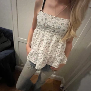 Blommigt linne - Super gulligt blommigt linne som passar perfekt till sommaren🌸🌸
