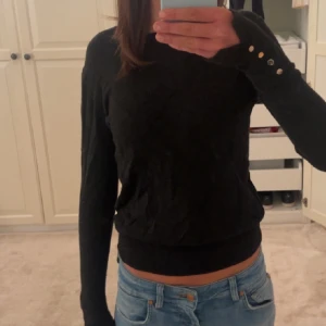 Zara tröja - Svart långärmad tröja från zara i jättebra skick. Storlek M men passar även s/xs. Säljer för 100 kr men pris kan diskuteras privat! 
