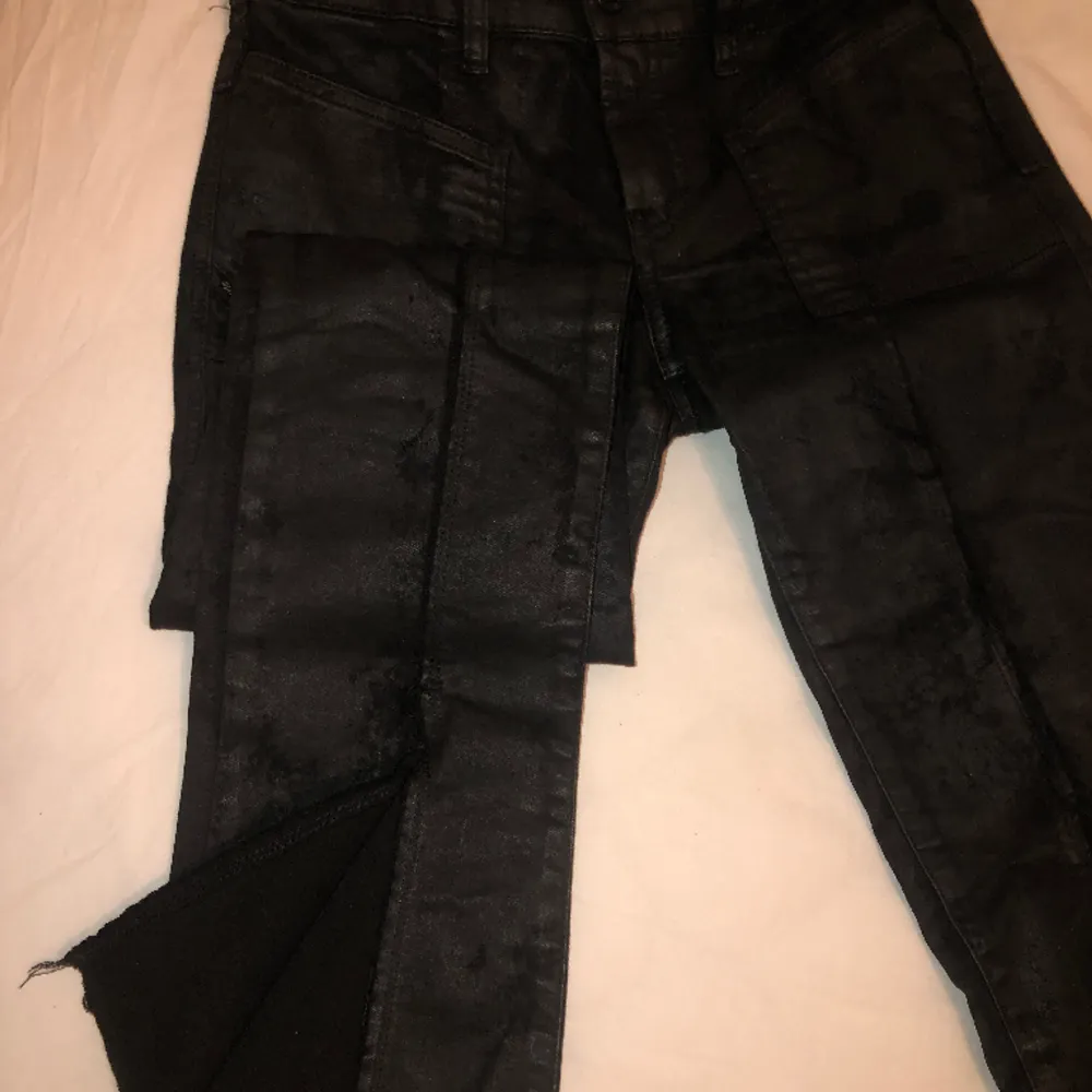 Lowwaist svarta jeans från diesel med slits där fram. Sista bilden är samma modell fast i en annan färg för att se hur de ser ut bättre. Jeans & Byxor.