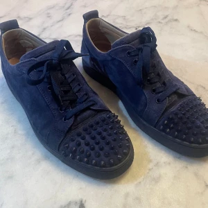 Christian Louboutin junior spike marinblåa - Säljer nu minna marinblåa loubs i Stl 43,5 men passar upp till 44,5 . Skick 7-10. Retail 9-11.000 mitt pris 4550 kr. Byten kan vara intressant, i skor Stl 43 och kläder M-L. 