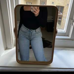 Ett par såå snygga jeans från Weekday, i en supernajs tvätt. Modellen Sway Jeans och storlek 27 🩵🥰