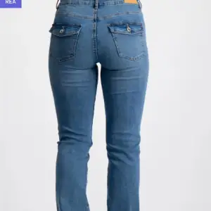 Helt nya jeans med fickor där bak, aldrig använda 💞 Säljer då de är för små för mig.