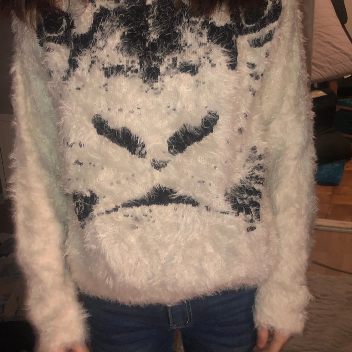 En flugit tröja som är svart och vit 