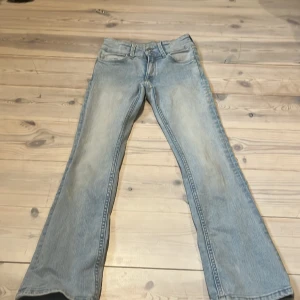 Lågmidjade Bootcut jeans UTAN fickor - Okej skick Lågmidjade & Bootcut INGA fickor! Ljusblåa