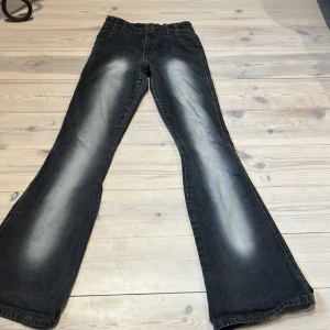 Bootcut mid/high waist jeans - Okej skick Coola röda sömdetaljer Någon röd knappt synlig missfärgning på jeansen (går eventuellt att tvätta bort)  Bootcut  Köpta second hand Coola fickor
