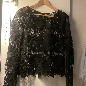 Svart spetsblus - Skitsnygg svart långärmad spetstopp😻Storlek S 