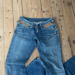 Jeans - Lågmidjade jeans från replay. Köpta secondhand men dem var för små för mig. Storköleken är 26 i midjan och 34i längd. Skriv gärna för fler bilder💗💗