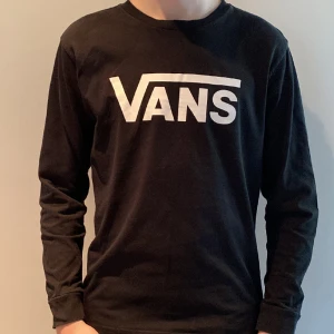 VANS Tröja - Tröja från Vans | Storlek: xs - Skicket på tröjan är väldigt bra utan defekter - Mitt pris: 139kr - Nypris: 499kr - modellen på bilden är 173cm och väger 60 kg ( tröjan sitter kort på honom och han har storlek: M/S