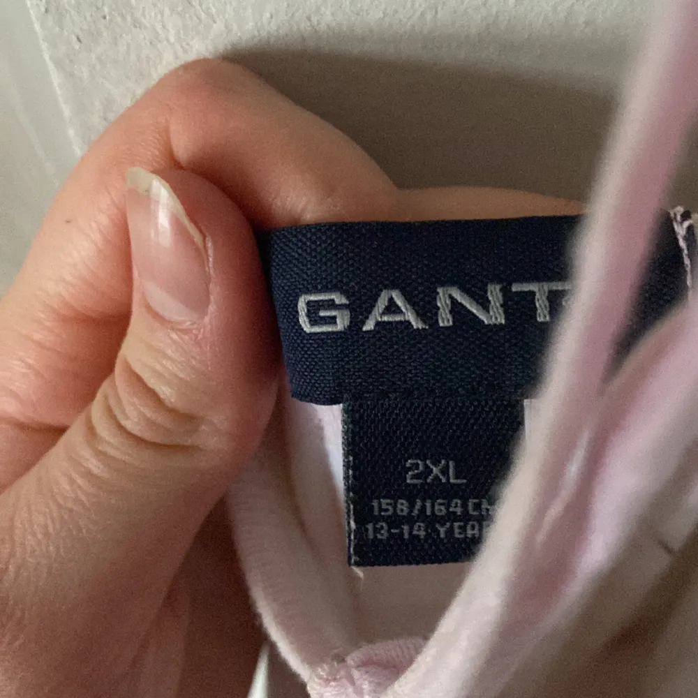 En gullig klänning/ nattlinne ifrån Gant. I bra skick. Skjortan ingår inte.🫶 I  storleken 158-164 cm. Men skulle även säga att den passar XS.🩷 Kolla gärna mina andra annonser :). Klänningar.