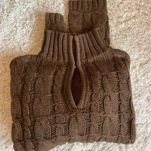 Stickad tröja (kabelstickad) - Stickad tröja från NAKD, lite kortare i modellen! Storlek S. Nyskick 