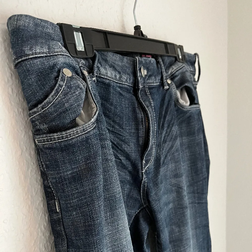 Jättesnygga lågmidjade jeans i storlek us 34/34  Tyvärr för stora på mig 😫så dax att någon annan får användning för dessa snyggingar!  I mycket bra skick! . Jeans & Byxor.