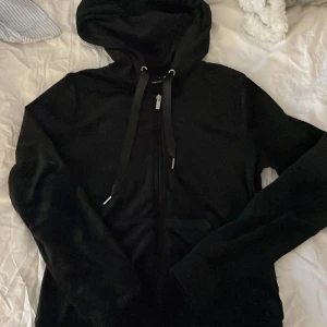 Zip up hoodie  - Zip up hoodie i sammet från Gina i xs super fint skick