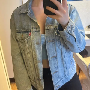 Jeansjacka Levi’s  - Jeansjacka från Levi’s i storlek S, i ljusblått denimtyg. Lite oversized, så fungerar bra för storlek M också. Perfekt till våren. Utan stretch. Har fickor. Oanvänd, nyskick. Nypris 1400kr. 