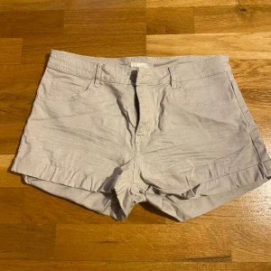 Beiga shorts - Shorts från H&M i storlek S (36) gott skick!