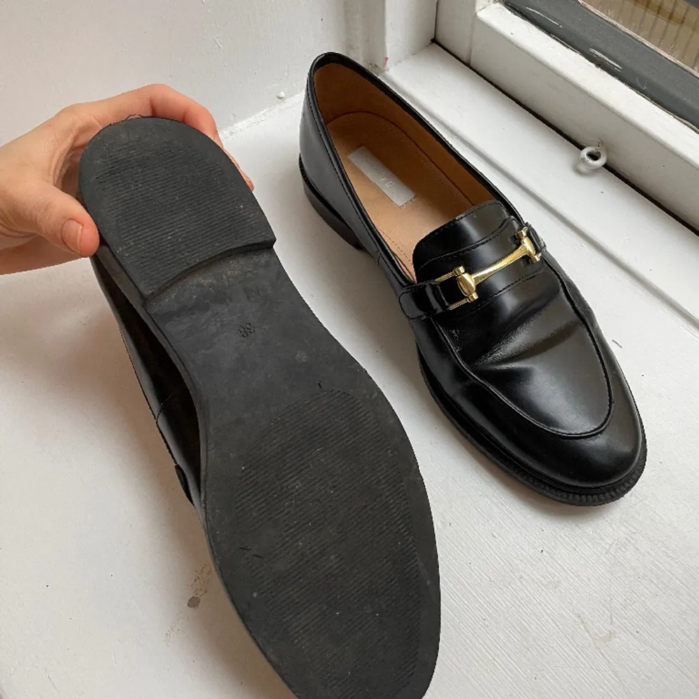 Läder loafers, säljer pga för stora för mig. Använda en gång kolla sulan bild 3. Äkta läder men köpa på hm . Skor.