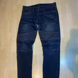 Riktigt feta Ralph Lauren jeans som är perfekta om du vill uppgradera dripen. Grischiga och extremt sköna. Kolla gärna in mina andra annonser🤩 Fraktas inom 48h📦📩