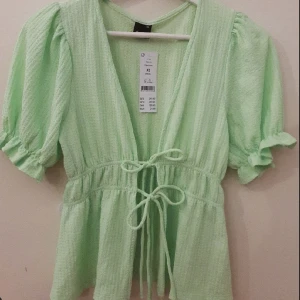 En Daisy top från ginatricot - Säljer denna tröja (blus). Den har aldrig används. Men bra skick och prislappen är kvar så den är ny. Priset kan diskuteras 