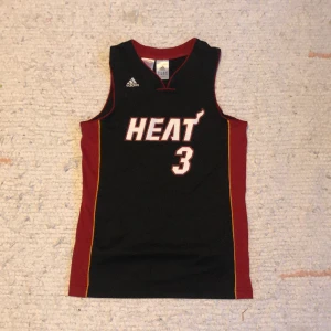 Miami heat basketboll jersey - Säljer denna miami heats basketboll Jersey. Änvönd få gånger 10/10 kvalite. Är begagnad. 