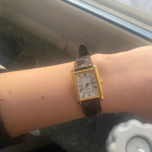 Klocka - Klocka med läderband. Batteridriven. 