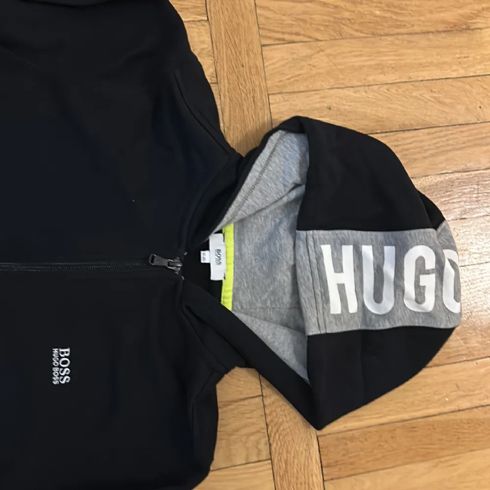 Hugo boss tröja använd har en liten fläck.  Storlek: XS Pris kan diskuteras . Hoodies.