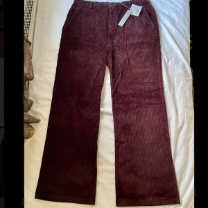 Trousers melvish - Snygga vinröda byxor med lappen på som jag säljer för att de var för stora på mig✨ Köpt från secondhand🌱