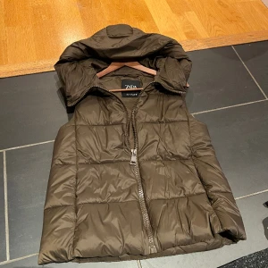 Zara väst - Väst från zara i S, väldigt bra skick!😍