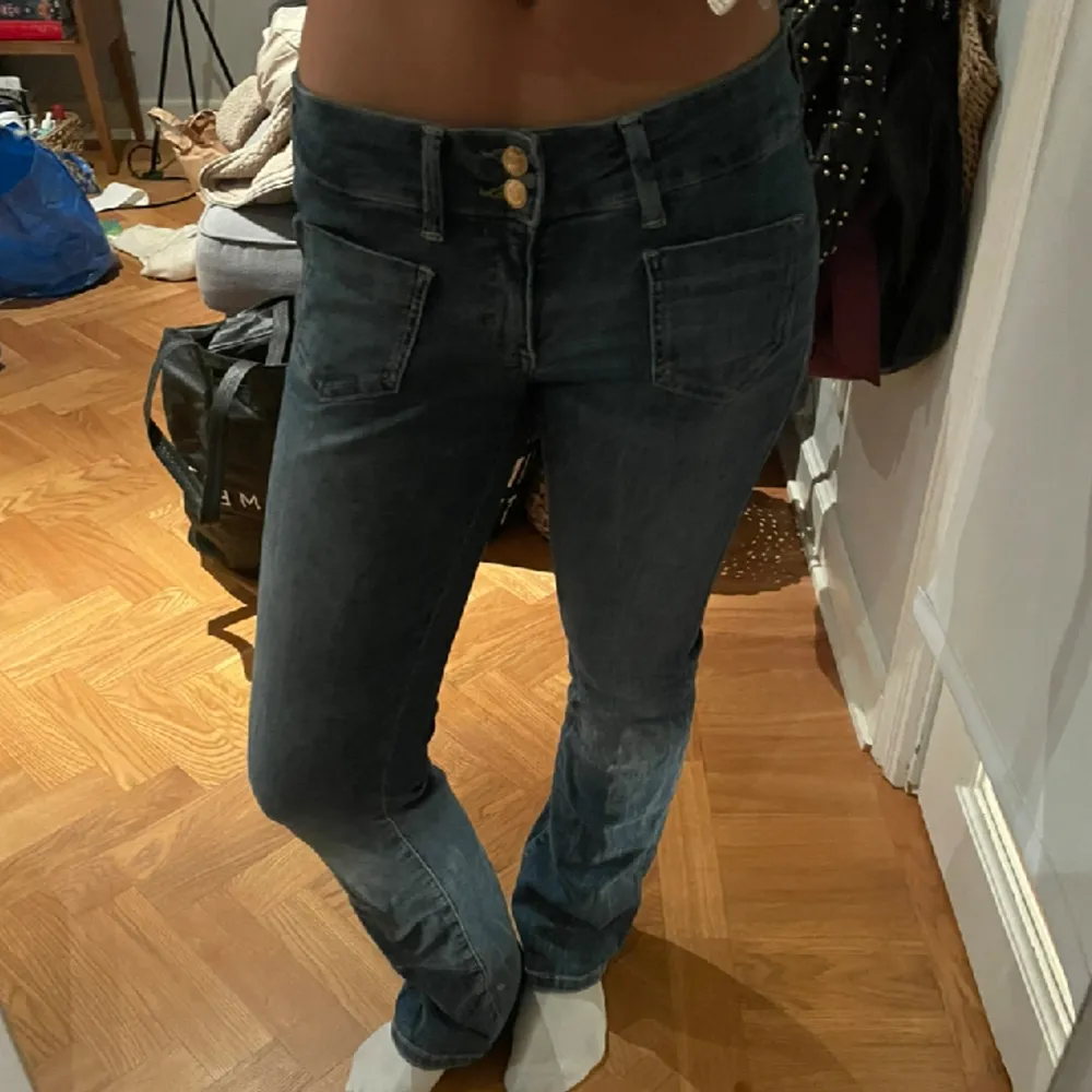 Ett par jätte nice jeans från Vera moda, som är perfekt till vardagen men man kan även klä upp dom. Är i bra skick förutom en liten vit fläck längst ner på jeansen som man bara ser om man kollar nära. Storleken är 28x30. Jeans & Byxor.