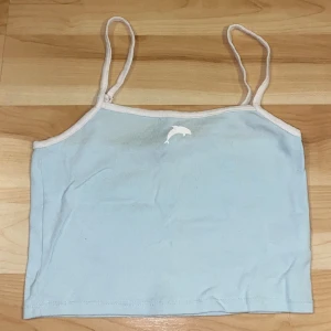 Linne - Supergulliga från H&M, ljusblått med lite delfin på. Nästan aldrig använd.