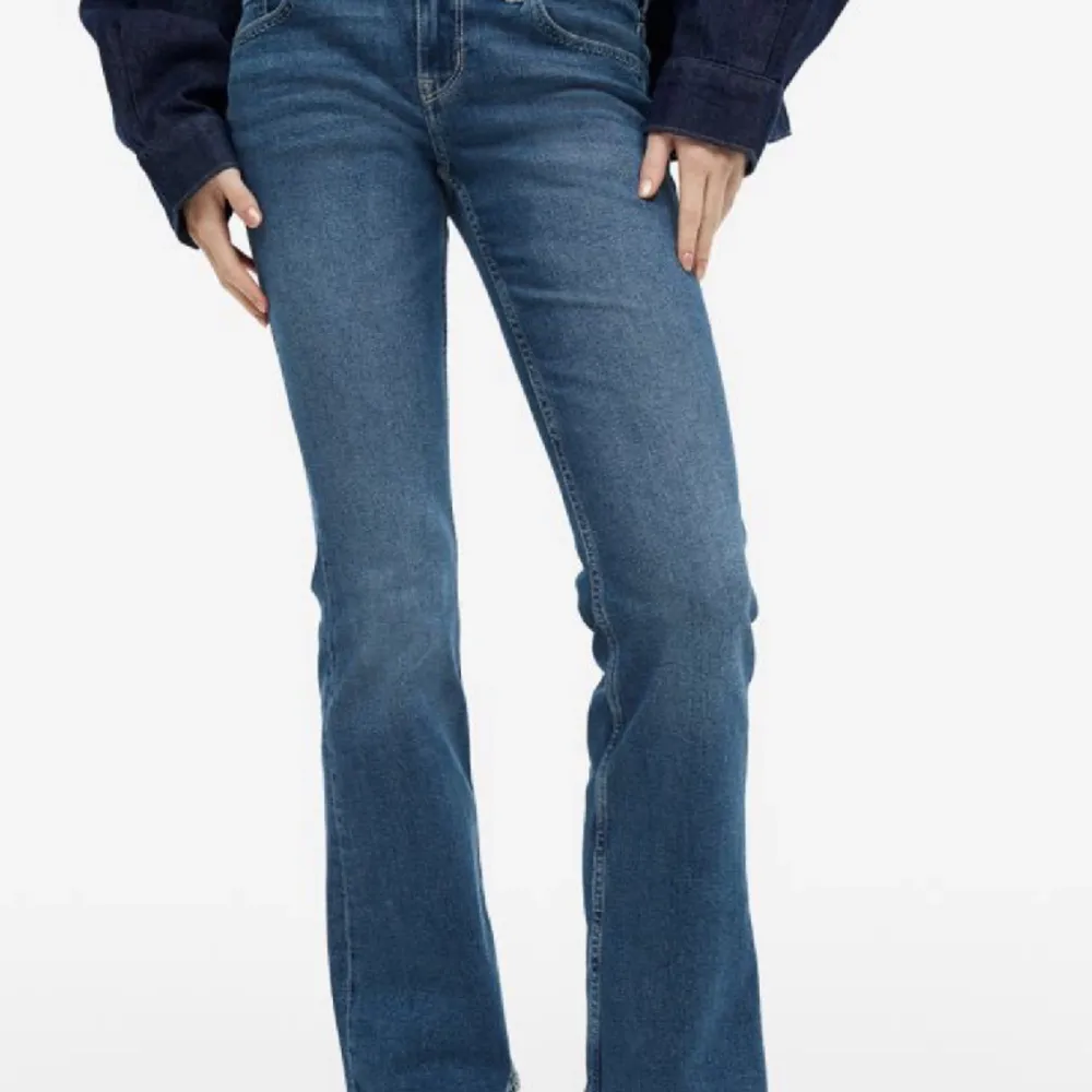 flare jeans ifrån hm 💕💕orginal pris 300 kr och de är helt slutsålda på hemsidan  ( anledningen till att jag säljer de är att jag inte har plats till de mer 😚 ). Jeans & Byxor.