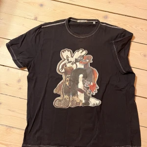 Our Legacy T-Shirt - Från typ 2021 Köpt på Our Legacy butiken Nice fit Nice print Har snygga kontrastsömmar med