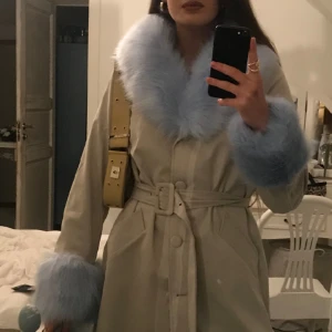 Päls kappa penny lane sakspotts liknande - Vacker penny lane-ish kappa, påminer om Saks Potts Med blå fuskpäls  NLY Trend strl 38 behöver en tvätt, annars i mycket bra skick 