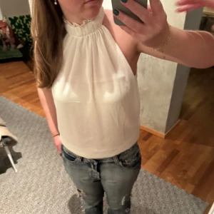 Gullig blus - Så fin blus med halterneck som kan användas inför många tillfällen och är perfekt nu till sommaren 🦋😊