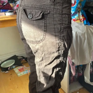 Low Waits jeans - Bra kondition knappt andvända, ungefär storlek s, jac är 155cm och dom passar perfekt, inte 100% säker på märke för i dom står det l.o.g.g stort men även hm litet