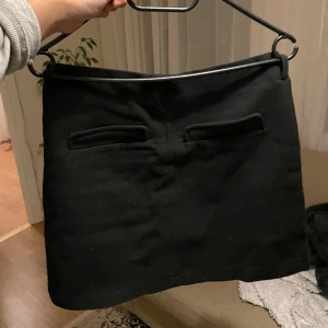 Svart kjol - Super fin kjol från mango som tyvärr är för liten för mig😓den har ”fickor” där fram och är i ett lite tjockare tyg💓 