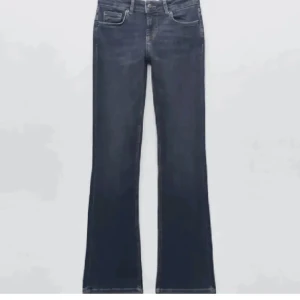 Lågmidjade bootcut  - Säljer dom efterlängtade lågmidjade bootcut från Zara o den blåa färgen! Dom är i stl 36, LITE långa för mig i längden som är 160 så passar nån runt 165 eller övre, annars kan man ju bara vika upp!❤️ skriv gärna vid funderingar! NOTERA!!! dem har en del slitningar bak under rumpan som ej syns men värt att tänka på dvs därför det låga priset. INGA HÅL endast slitningar som säkert borde gå att lösa.