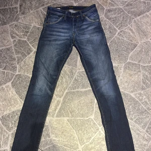Jack and Jones slim jeans - Jag säljer Jack & Jones ”Slim Fit Glenn” Jeans i bra skick som är i Storlek 29 32. Står ej för frakt! ”Kan gå ner i pris för snabb affär”