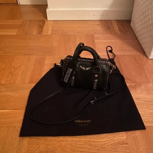 Zadig Voltaire väska  - Äkta Zadig Voltaire sunny bag i  bra skick. Minsta storleken på väskan men mycket får plats ändå. Köpt för cirka 3300kr säljer för 2000kr❤️❤️