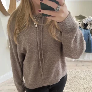 Stickad hoodie - Stickad hoodie från Lindex i fint skick använd ca 1 gång, lik hoodien från soft goat💗(lånad bild) skriv privat för egna