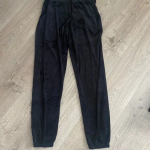 Mjukisbyxor - Mjukisbyxor från Isabelle i storlek S som bara använts ett par gånger bara är i fint skick.