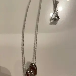 Silver halsband med hjärta i nyskick. Säljer för 200kr