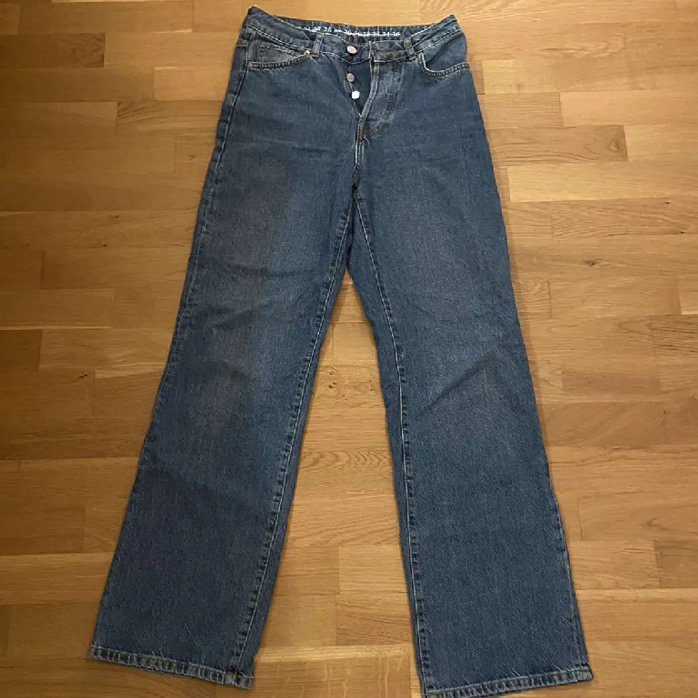 Fina jeans från bikbok. Ordinarie pris 699:-. Jeans & Byxor.