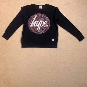 JustHype, Sweatshirt - Säljer denna sweatshirt då jag inte använder den längre och eftersom det inte riktigt är min stil längre, den är i storlek: Large, jag är 1.98 och den sitter bra på mig.