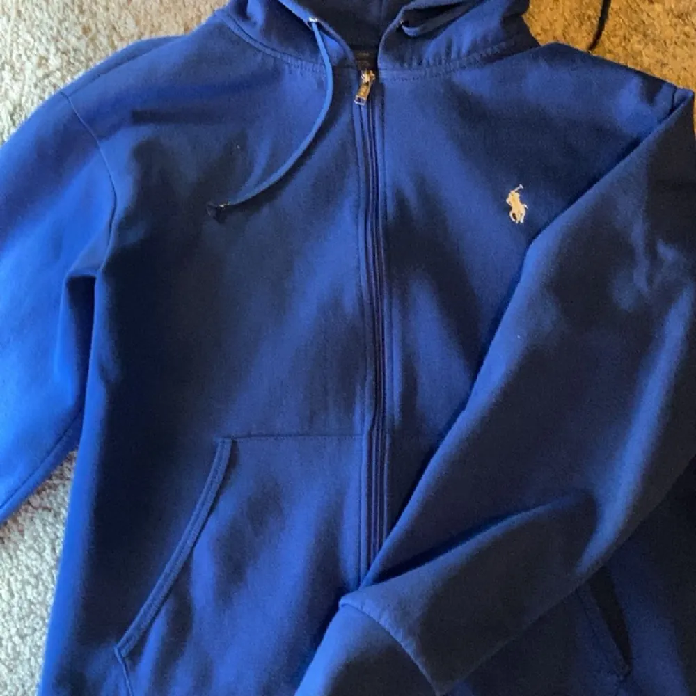 Säljer mina två Ralph lauren zip hoodies i storlek M. Den blåa är använd ett fåtal gånger och den gröna är aldrig använd.  En för 500kr och båda för 800kr.  Fraktar bara. Hoodies.