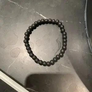 Svart armband med matt svarta kulor