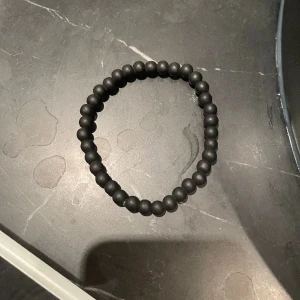 Svart armband - Svart armband med matt svarta kulor