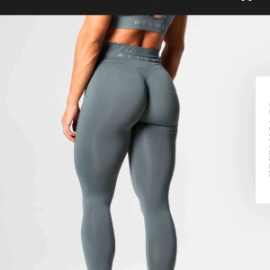 Prime scrunch tights relode - Säljer dessa super populära Prime scrunch tightsen ifrån relode ! Dessa är i färgen grön, använda 1 gång. Lite små på mig därför jag säljer. Så i helt nytt skick !