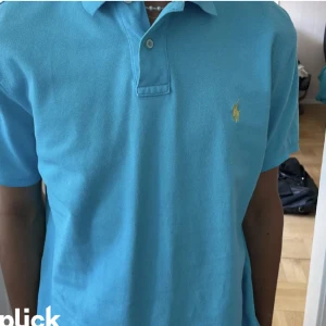 Ralph lauren piké - Ljusblå äkta Ralph lauren piké använd två gånger.