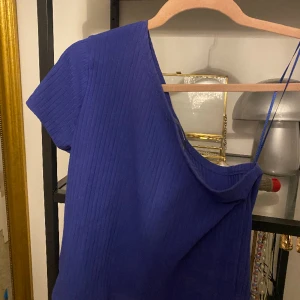 Blå topp  - Blå sneskruven topp, använt några gånger. Söt till sommaren! 