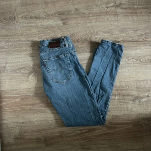 Levis jeans  - Ett par jeans i absolut topp skick och som dessutom har en extremt snygg tvätt. Nypriset på dessa jeans ligger på runt 1000kr. Längden på byxorna är 100cm och midjan 38cm jämför gärna med ett par egna och sen är det fritt fram att använda ”köp nu”.