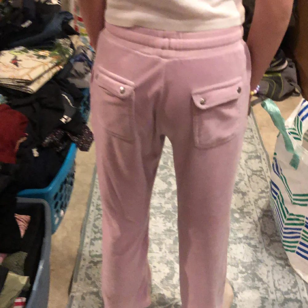 Juciy couture byxor rosa st 9/10 år säljer pga av att dom är för korta för mig sa a dom är i fint skick jag fick dom i 2022 så a. Jeans & Byxor.